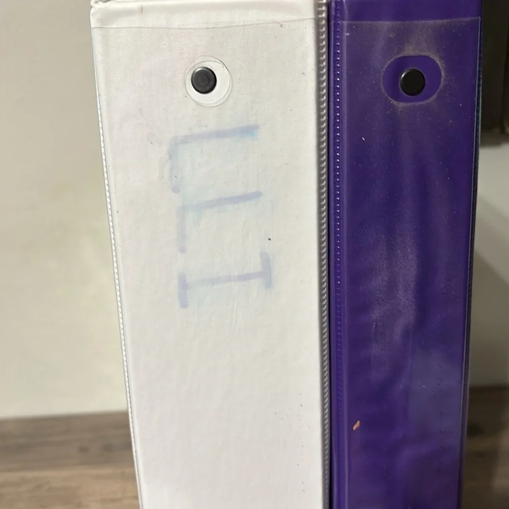 PRE OWNED 6 VARIOUS SIZES OF BINDERS WITH 70 SHEET PROTECTORS